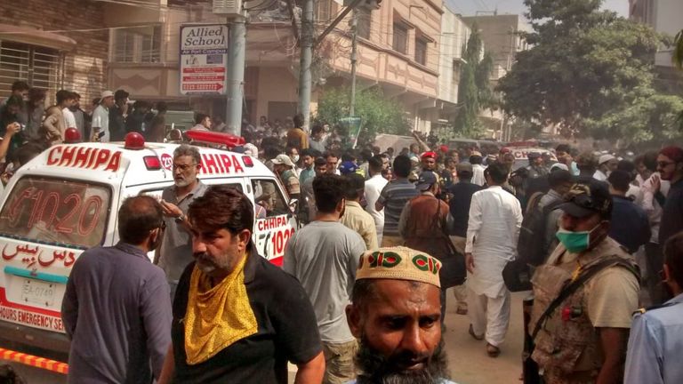 Photo: REHAN KHAN / EPA-EFE / Shutterstock

Le PIA Airbus A-320 s'est écrasé à Karachi, Pakistan - 22 mai 2020
Une ambulance arrive près du lieu d'un accident d'avion de passagers de la compagnie d'État Pakistan International Airlines à Karachi, Pakistan, le 22 mai 2020. Un vol PIA Airbus A-320 de Lahore à Karachi transportant quelque 107 passagers et membres d'équipage, s'est écrasé lors de l'atterrissage à Karachi le 22 Mai.

22 mai 2020