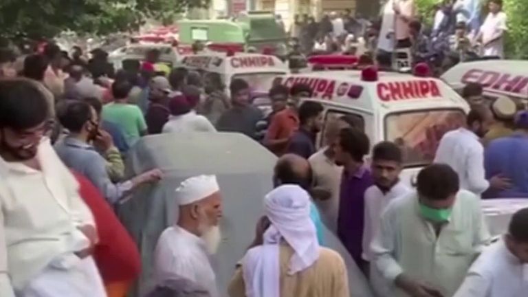 Les services d'urgence et la foule envahissent les rues du Pakistan alors qu'un avion s'écrase