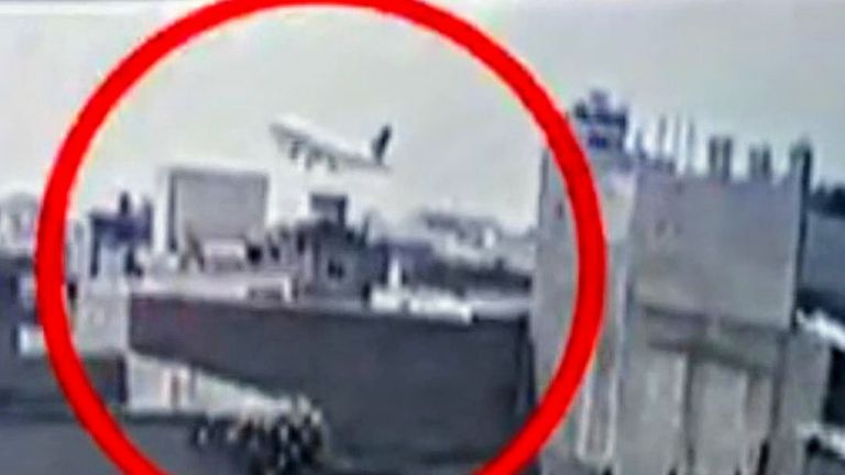 La vidéosurveillance obtenue par Sky News montre le moment d'un accident d'avion dans lequel 97 personnes sont mortes. 