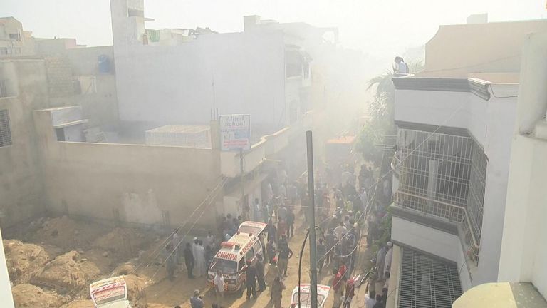 Un avion de Pakistan International Airlines avec 107 personnes à bord s'est écrasé dans un quartier résidentiel de la plus grande ville du pays, Karachi.