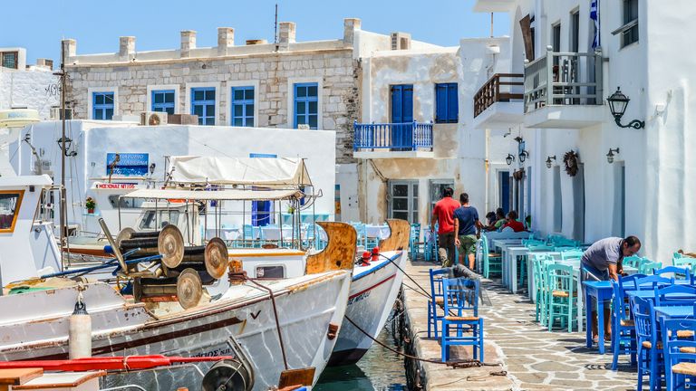 Le père du garçon veut que les juges ordonnent que son fils soit ramené à Londres de Paros en mer Égée