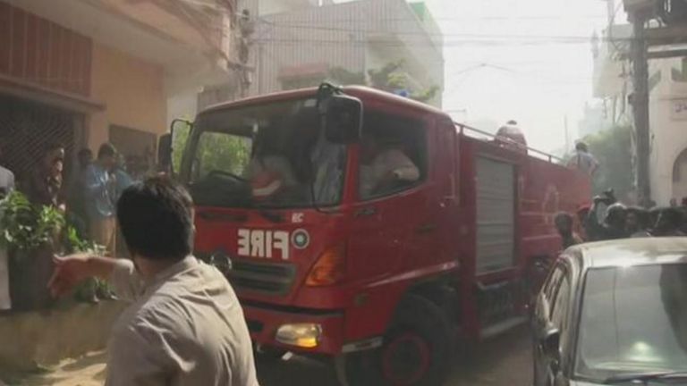 Des pompiers se sont précipités sur les lieux et un homme les a dirigés à travers la foule. Image: APTN Direct