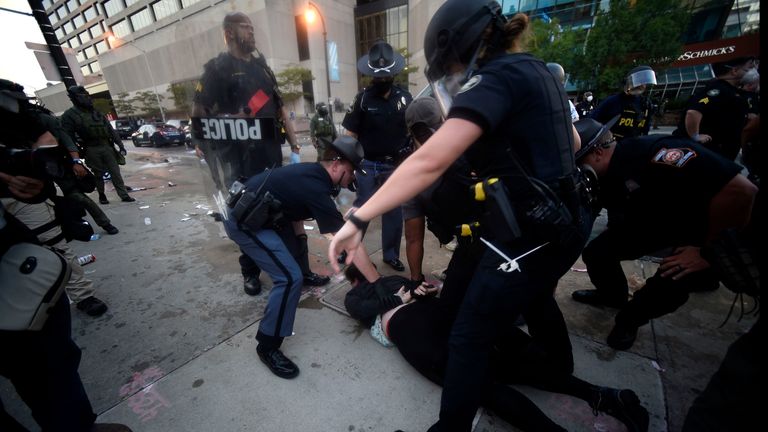 Des policiers et des manifestants s'affrontent près du centre CNN, vendredi 29 mai 2020 à Atlanta. La manifestation a commencé pacifiquement plus tôt dans la journée avant que des manifestants ne se heurtent à la police. (Photo AP / Mike Stewart)