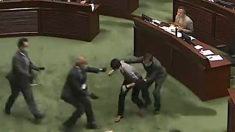 Un législateur de l'opposition jette des plantes au président de LegCO
