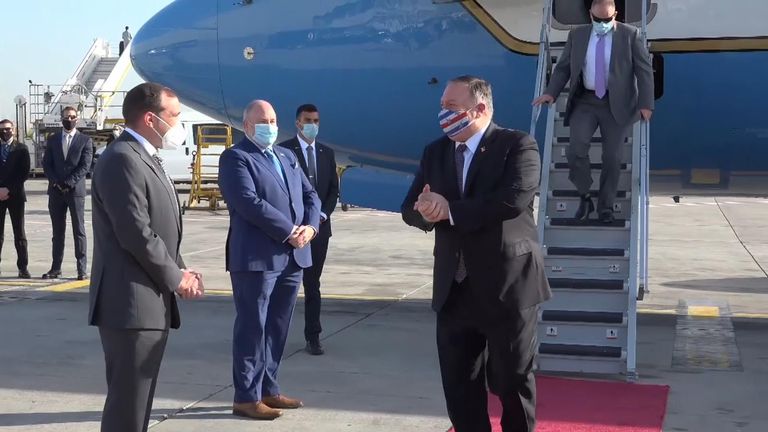 Le secrétaire d'État américain Mike Pompeo avec un masque facial descend de l'avion et est accueilli par des responsables en Israël