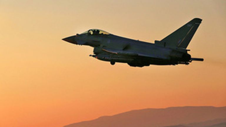 Deux typhons de la RAF ont bombardé les grottes en Irak où étaient basés des terroristes de l'État islamique