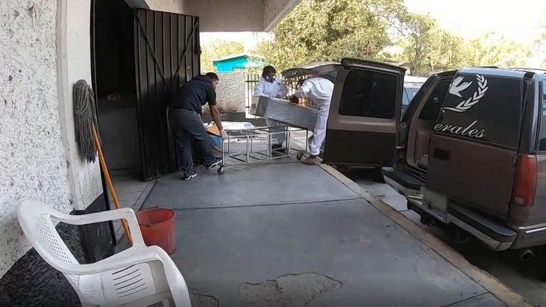 Un autre cercueil arrive dans un crématorium à Mexico