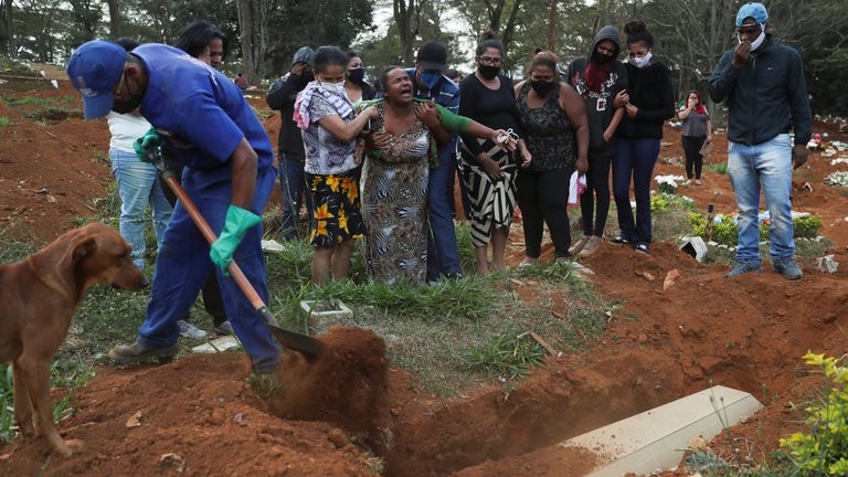 Des proches réagissent lors de l'enterrement de Raimunda Conceicao Souza, 64 ans, décédée de COVID-19, au cimetière de Vila Formosa, Sao Paulo