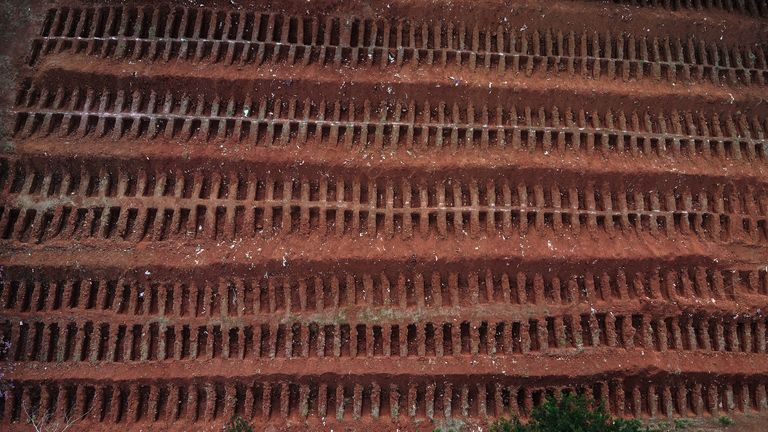 Vue aérienne des tombes creusées au cimetière de Vila Formosa à la périphérie de Sao Paulo, Brésil 
