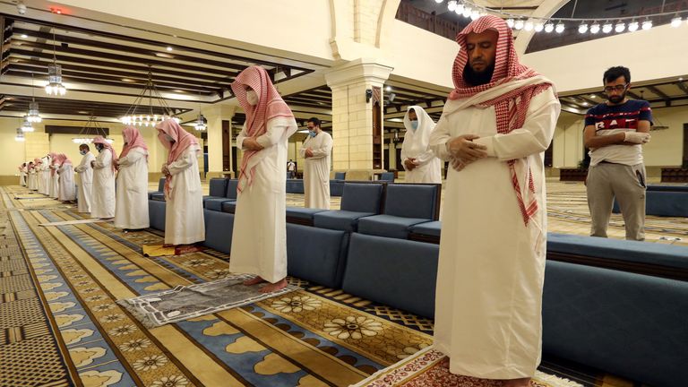 Les musulmans exécutent la prière Al-Fajr à l'intérieur de la mosquée Al-Rajhi tout en pratiquant la distanciation sociale, après l'annonce de l'assouplissement des mesures de verrouillage au milieu de l'épidémie de maladie à coronavirus (COVID-19), à Riyad