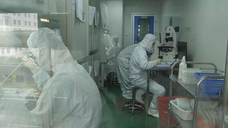Personnel de la société de biotechnologie basée à Pékin Sinovac, où des travaux sont en cours pour créer un vaccin contre les coronavirus