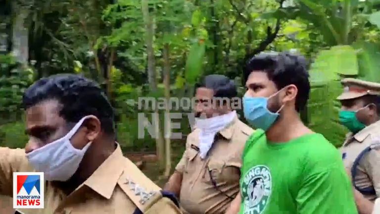 Sooraj, représenté ici en haut vert, est accusé de meurtre. Photo: Manorama