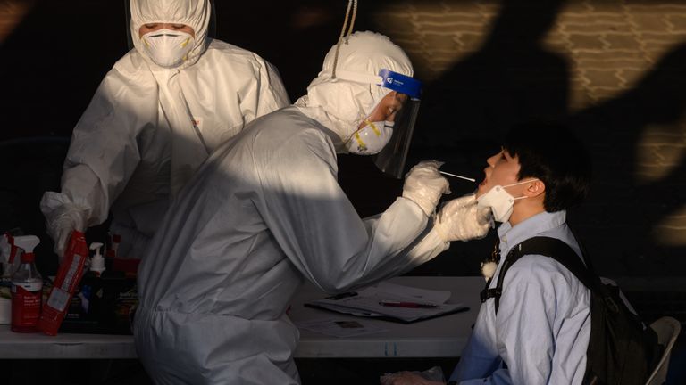 Un agent de santé administre un écouvillon dans un centre temporaire de dépistage des coronavirus à Bucheon, au sud de Séoul