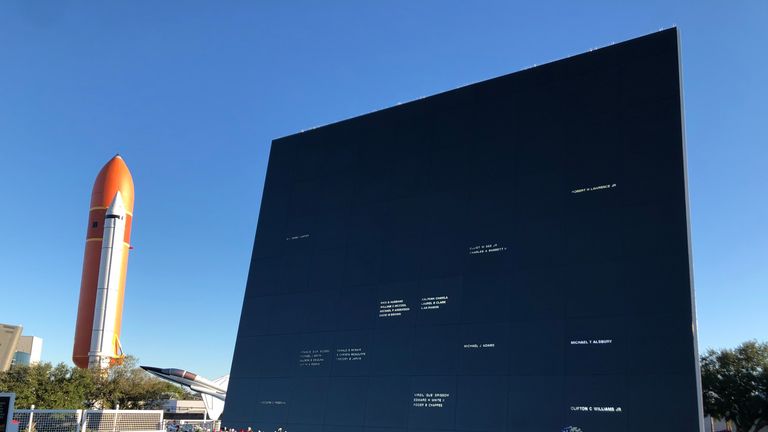 Il y a 15 noms sur le Space Mirror Memorial. Photo: John Owen