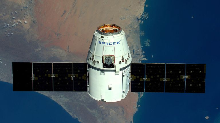 DANS L'ESPACE - 10 AVRIL: (UTILISATION ÉDITORIALE UNIQUEMENT) (PAS DE VENTE) Cette image de document fournie par l'Agence spatiale européenne (ESA), montre une vue de The Palms, Dubaï comme le vaisseau spatial SpaceX Dragon psses ci-dessous, dans une image prise par l'ESA l'astronaute Tim Peake de la Station spatiale internationale le 10 avril 2016. L'astronaute de l'ESA Tim Peake effectue plus de 30 expériences scientifiques et participe à de nombreuses autres expériences menées par des partenaires internationaux de l'ESA au cours de sa mission de six mois, nommée Principia, après Isaac Ne