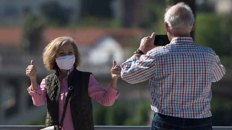 Un couple profite de l'assouplissement des restrictions de verrouillage à Séville