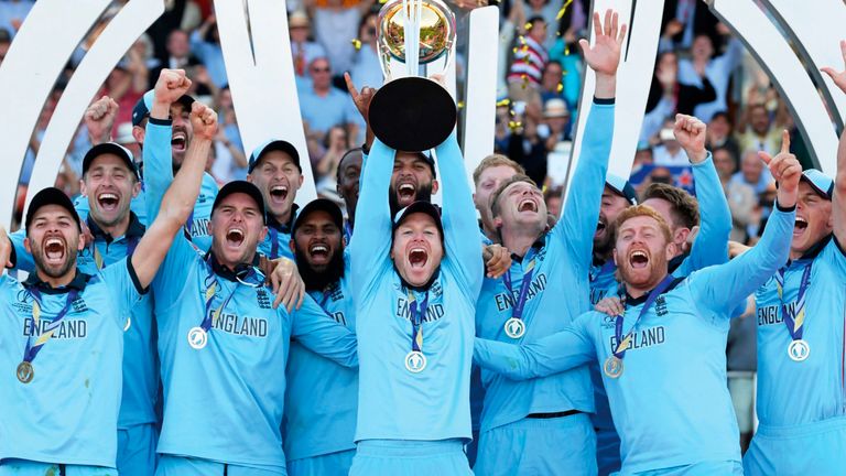 Les deux nouvelles séries de timbres présentent des images prises lors des finales et des célébrations des équipes vainqueurs de la Coupe du monde de cricket ICC d'Angleterre, hommes et femmes.