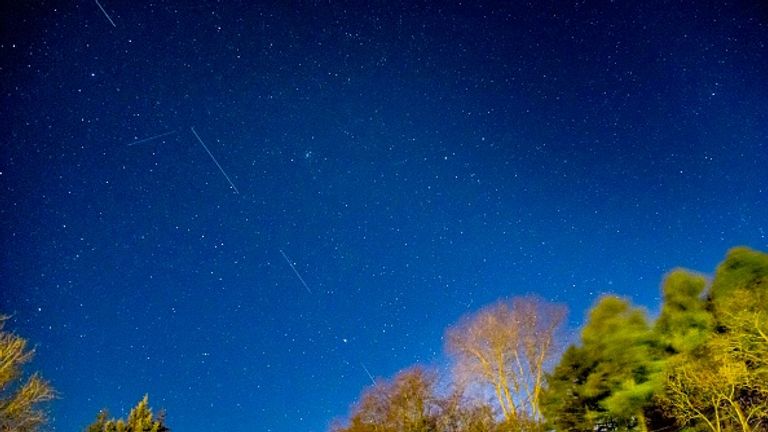 SpaceX Starlink 5 passant au-dessus de Svendborg, au Danemark, le 21 avril