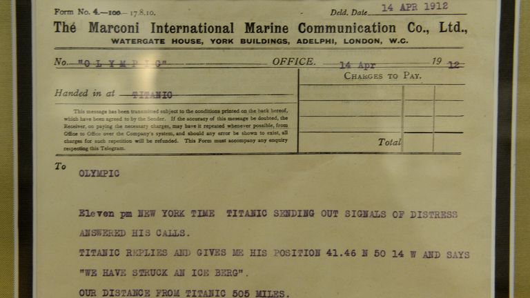 Un message Marconi (message radio) du Titanic au navire olympique est exposé à la maison de vente aux enchères Bonhams à New York, le 12 avril 2012.