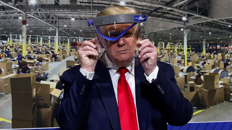 Donald Trump a posé avec une visière transparente, mais ne portait pas de masque