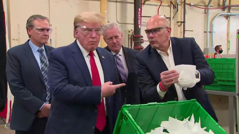 & # 39; Vivre et laisser mourir & # 39; joue pendant la visite de l'usine Trump