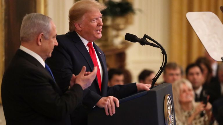 WASHINGTON, DC - 28 JANVIER: Le président américain Donald Trump prend la parole lors d'une conférence de presse avec le Premier ministre israélien Benjamin Netanyahu (L) dans la salle Est de la Maison Blanche le 28 janvier 2020 à Washington, DC. Le président Trump devrait publier les détails du plan de paix tant attendu de son administration au Moyen-Orient pour résoudre le conflit israélo-palestinien. (Photo par Alex Wong / Getty Images)