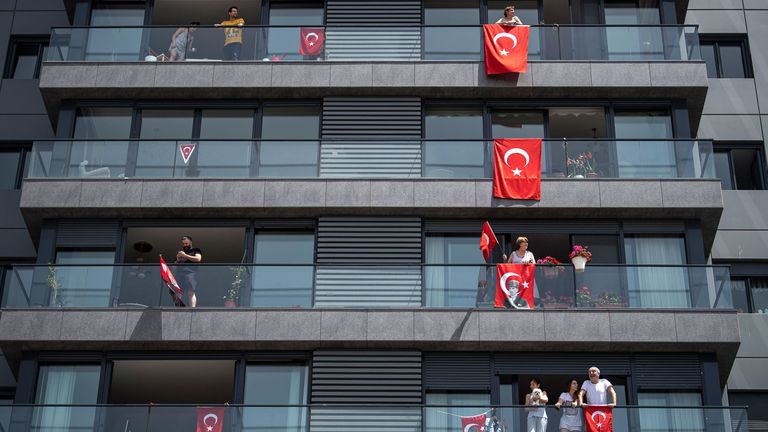 Les Turcs célèbrent la Journée de la jeunesse et des sports en affichant le drapeau de leur pays par les fenêtres