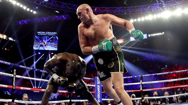 LAS VEGAS, NEVADA - 22 février: Tyson Fury (R) frappe Deontay Wilder lors de leur combat des poids lourds pour Wilder & # 39; s WBC et Fury & # 39; s lineal poids lourd titre le 22 février 2020 au MGM Grand Garden Arena de Las Vegas, Nevada. (Photo par Al Bello / Getty Images)