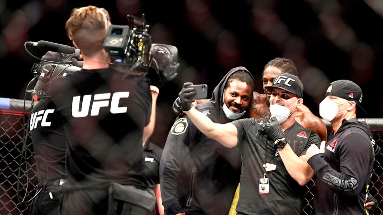 Ryan Spann célèbre après avoir vaincu Sam Alvey après leur combat des poids lourds légers