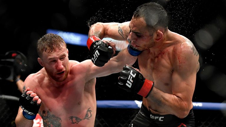 Justin Gaethje (L) lors de son combat pour le titre intérimaire des poids légers avec Tony Ferguson