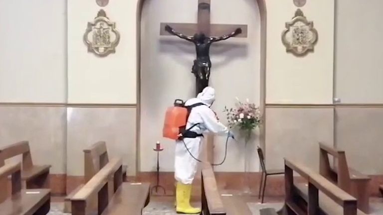 L'intérieur de l'église est désinfecté à Vérone