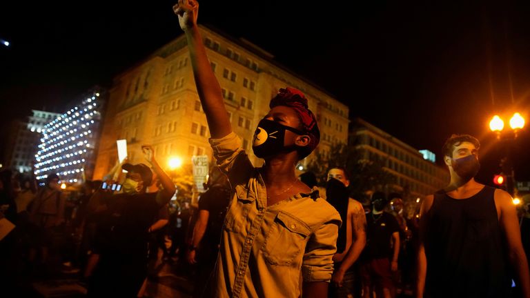 Un manifestant gestes lors d'un rassemblement près de la Maison Blanche