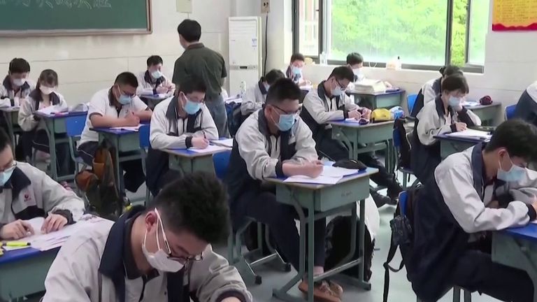 Les élèves retournent à l'école à Wuhan