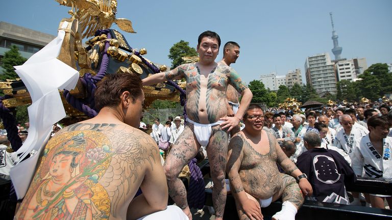 Des membres du gang Takahashi-gumi lourdement tatoués sont vus lors d'un festival à Tokyo en 2012