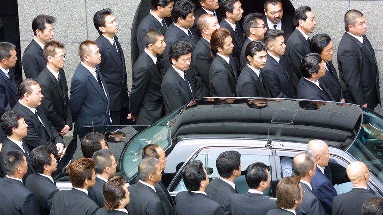Des membres de Yamaguchi-gumi sont vus se rassembler pour les funérailles de leur patron à Kobe, dans l'ouest du Japon, en 2002 


