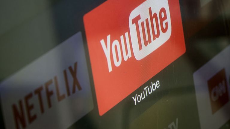 ISTANBUL, TURQUIE - 23 mars: Les logos des applications YouTube et Netflix sont visibles sur un écran de télévision le 23 mars 2018 à Istanbul, en Turquie. Le gouvernement du président turc Recep Tayyip Erdogan a adopté une nouvelle loi le 22 mars étendant la portée de la censure de la radio et de la télévision du pays à Internet. La nouvelle loi permettra à RTUK, le chien de garde des médias des États, de surveiller les émissions en ligne et de bloquer le contenu des sites de médias sociaux et des services de streaming, notamment Netflix et YouTube. La Turquie interdit déjà beaucoup de nous
