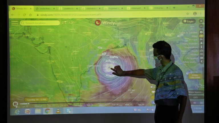Le cyclone devrait toucher le littoral indien mercredi