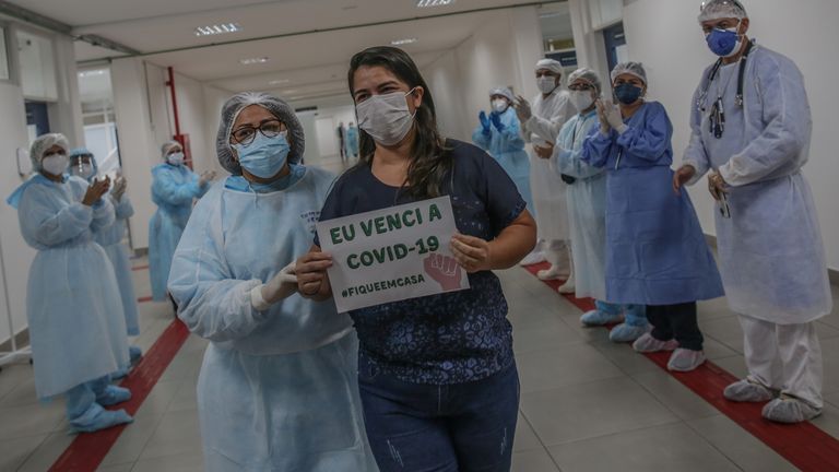 Un patient tient une pancarte qui dit & quot; J'ai battu le COVID-19 # StayAtHome & # 39; dans un hôpital de Manaus, Brésil
