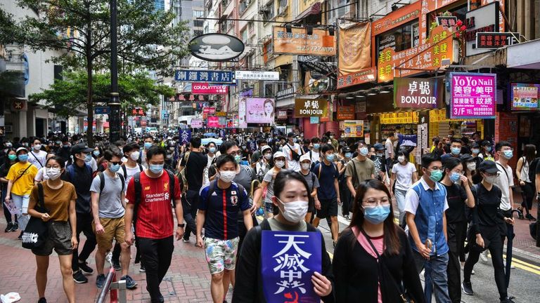 Les manifestants marchent sur une route lors d'un rassemblement pro-démocratie contre un nouveau projet de loi sur la sécurité à Hong Kong le 24 mai 2020. - Le projet de loi devrait interdire la trahison, la subversion et la sédition, et suit les avertissements répétés de Pékin qu'il ne tolèrent plus longtemps la dissidence à Hong Kong, qui a été ébranlée par des mois de manifestations antigouvernementales massives, parfois violentes, l'an dernier. (Photo par Anthony WALLACE / AFP) (Photo par ANTHONY WALLACE / AFP via Getty Images)