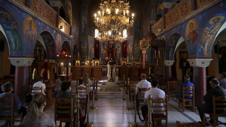Les fidèles orthodoxes respectent la distance sociale lorsqu'ils assistent au premier service ouvert aux croyants après l'assouplissement des mesures contre la propagation de la maladie à coronavirus (COVID-19), à Athènes, Grèce, le 17 mai 2020. REUTERS / Costas Baltas
