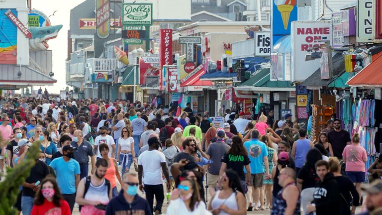 Avec le relâchement des restrictions de la maladie du coronavirus (COVID-19), les visiteurs envahissent la promenade le week-end du Memorial Day à Ocean City, Maryland, États-Unis, le 23 mai 2020. REUTERS / Kevin Lamarque IMAGES TPX DU JOUR