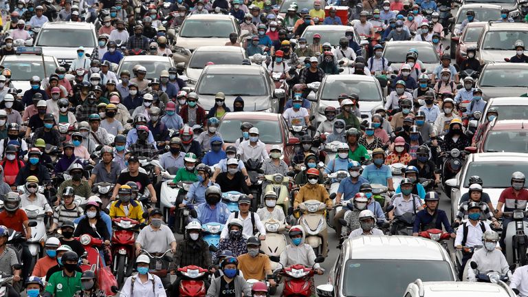 Des embouteillages sont observés aux heures de pointe du matin après que le gouvernement a assoupli le verrouillage à l'échelle nationale à la suite de l'épidémie de maladie à coronavirus (COVID-19) à Hanoi, Vietnam, le 25 mai 2020. REUTERS / Kham