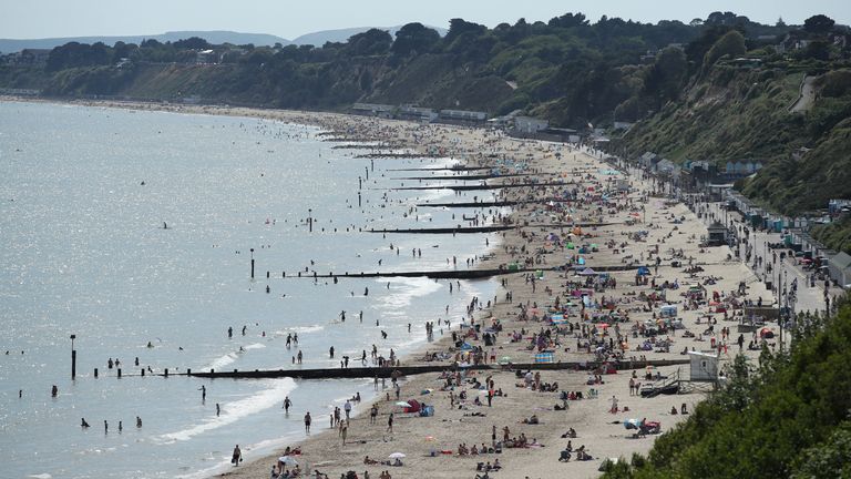 Vue générale de la plage bondée de Bournemouth, à la suite de l'épidémie de coronavirus (COVID-19), Bournemouth, Grande-Bretagne, 26 mai 2020. REUTERS / Peter Cziborra