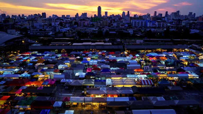 Une vue du marché nocturne de Ratchada Railway qui rouvre au milieu de l'épidémie de maladie à coronavirus (COVID-19) après que le gouvernement thaïlandais a assoupli les mesures d'isolement, à Bangkok, Thaïlande, le 15 mai 2020. REUTERS / Jorge Silva