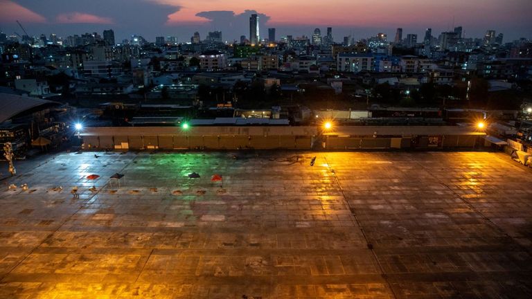 Une vue du marché nocturne vide de Ratchada Railway, qui est généralement bondé de touristes, est illustrée après le déclenchement de la maladie à coronavirus (COVID-19), à Bangkok, Thaïlande, le 1er avril 2020. Photo prise le 1er avril 2020. REUTERS / Athit Perawongmetha / Photo de fichier