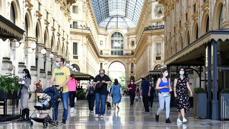 PHOTO DE DOSSIER: Des gens se promènent à la Galleria Vittorio Emanuele II, alors que l'Italie assouplit certaines des mesures de verrouillage mises en place lors de l'épidémie de la maladie à coronavirus (COVID-19), à Milan, Italie, le 18 mai 2020. REUTERS / Flavio Lo Scalzo / File Photo
