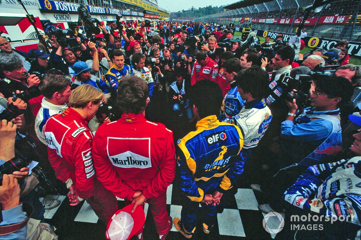Les pilotes se tiennent sur la grille, en mémoire un an après la mort d'Ayrton Senna et de Roland Ratzenberger