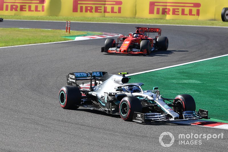 Valtteri Bottas, Mercedes AMG W10, mène Sebastian Vettel, Ferrari SF90