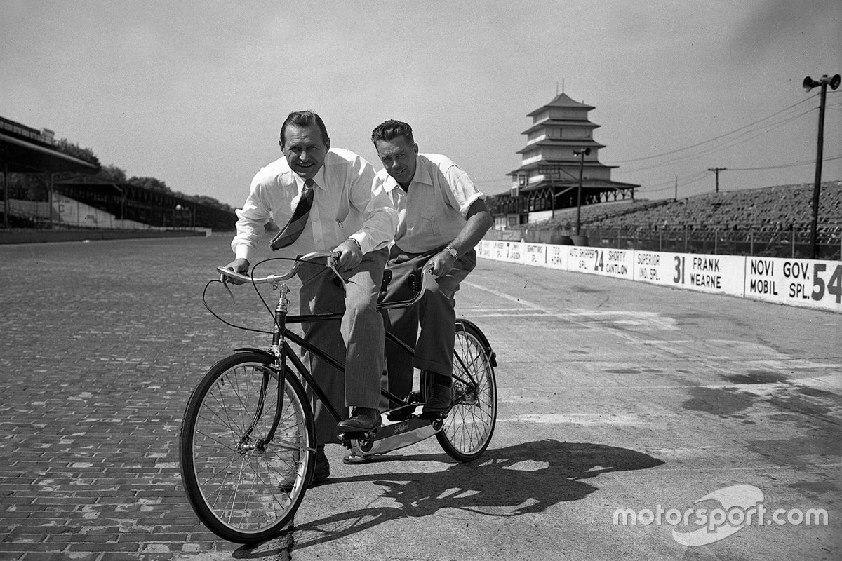 Le pauvre Ted est apparemment destiné à finir derrière quelqu'un encore une fois… Ici, il partage un tandem avec le grand Wilbur Shaw, triple vainqueur de l'Indy 500 et l'homme qui a aidé à relancer le Speedway après la Seconde Guerre mondiale.