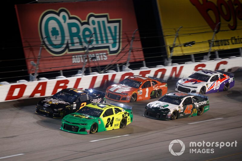   William Byron, Hendrick Motorsports, Chevrolet Camaro Hendrick Autoguard / City Chevrolet Throwback Brad Keselowski, Team Penske, Ford Mustang Miller Lite